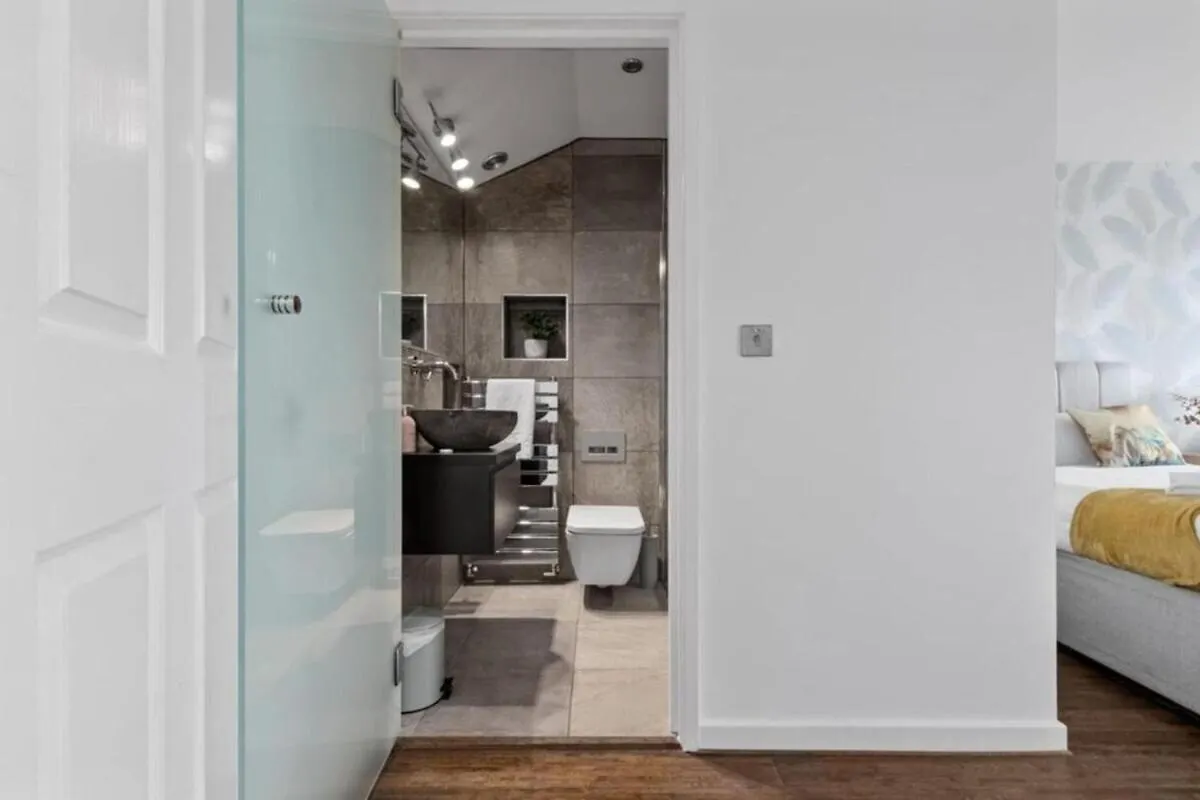 Superb Stonewall Terrace London